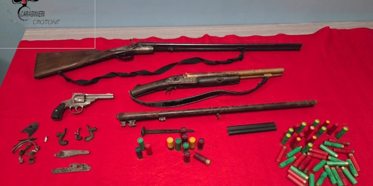 Petilia: nascondeva in casa arsenale con fucili e pistole, denunciato