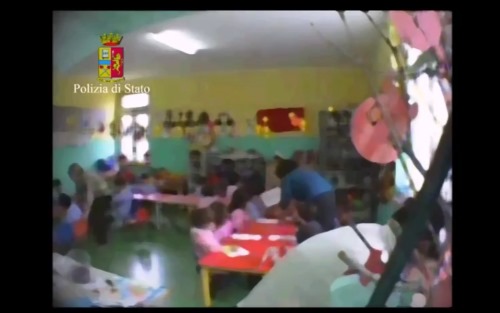 video maltrattamenti bambini scuola materna crotone